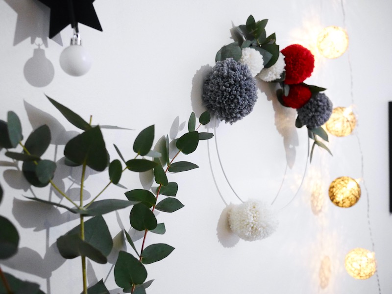 DIY : Couronne de Noël en pompons de laine et eucalyptus ClemAroundTheCorner