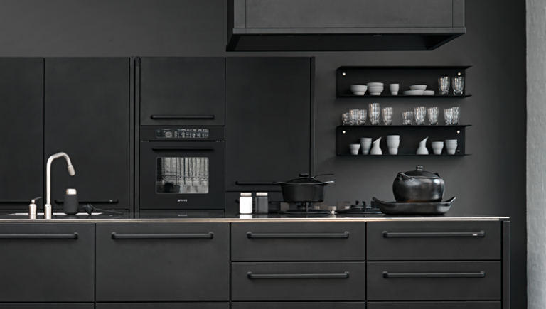 cuisine noire du sol au plafond