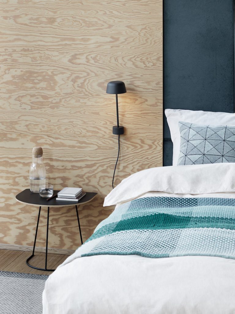 chambre minimaliste scandinave bleu et panneau bois muuto