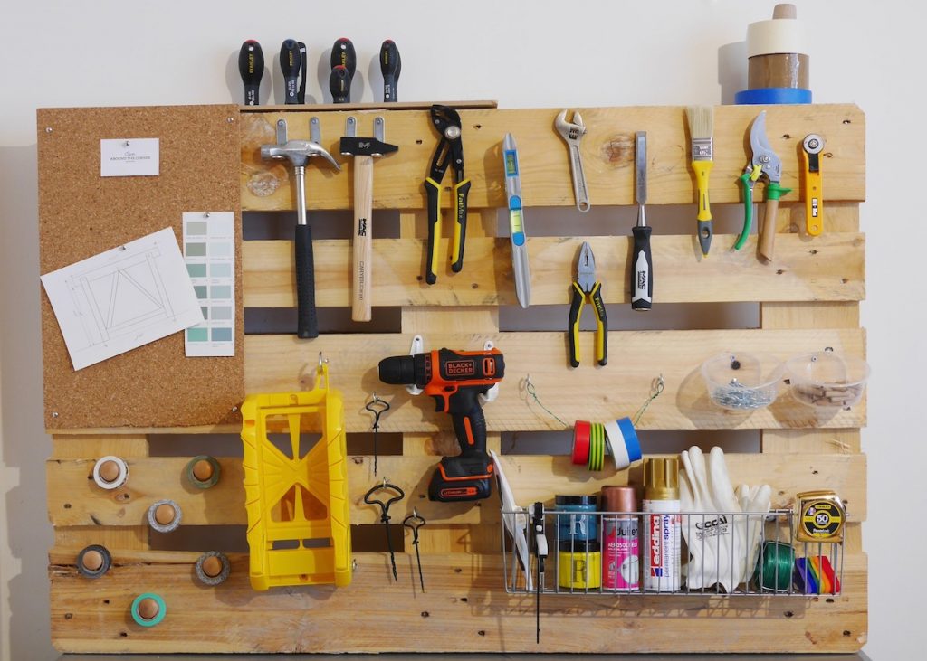 pas à pas diy rangement mural pour outils marteau bricolage