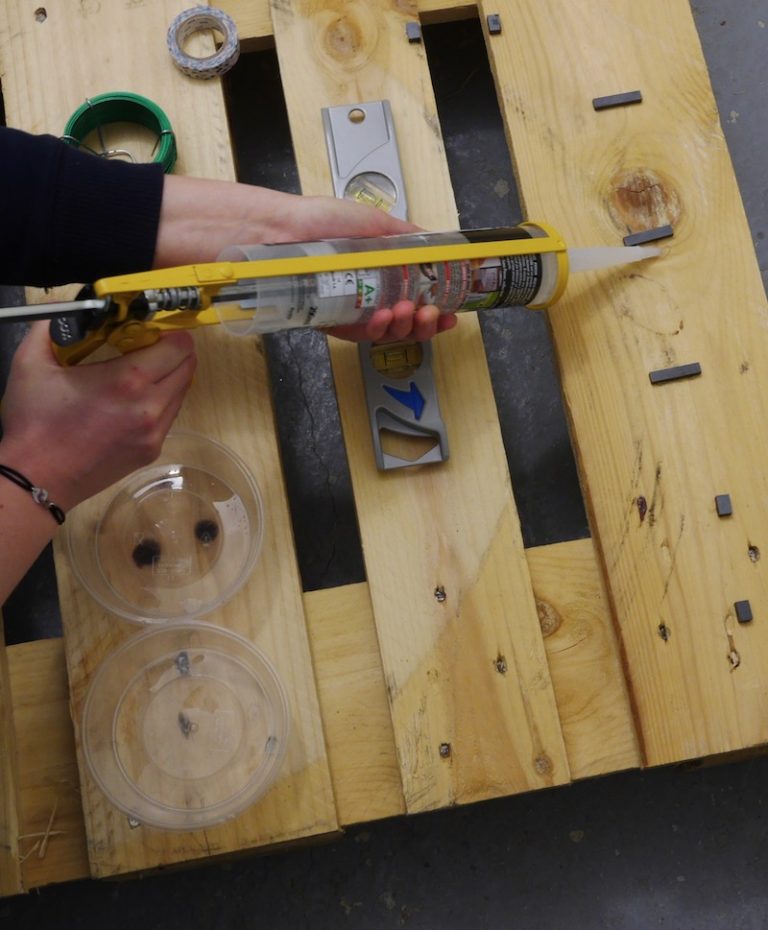 meuble en palette collage des aimants