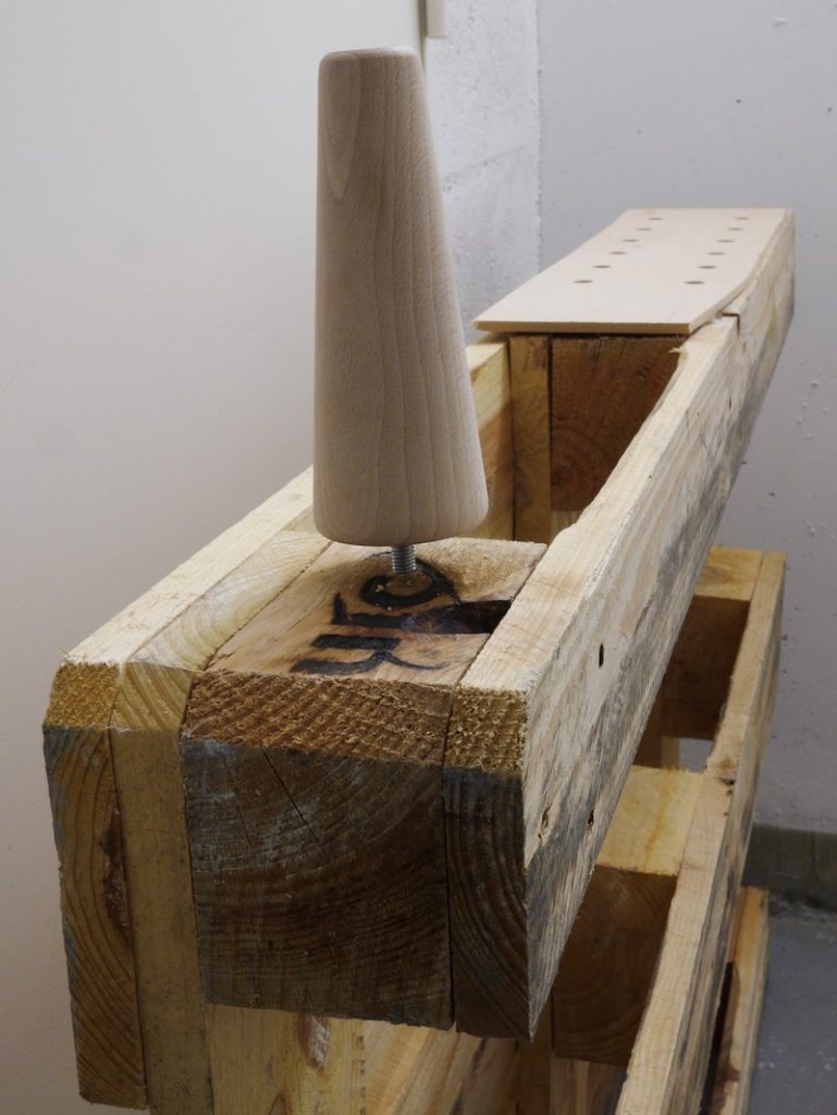 Insérer le pied de lit dans le meuble en palette