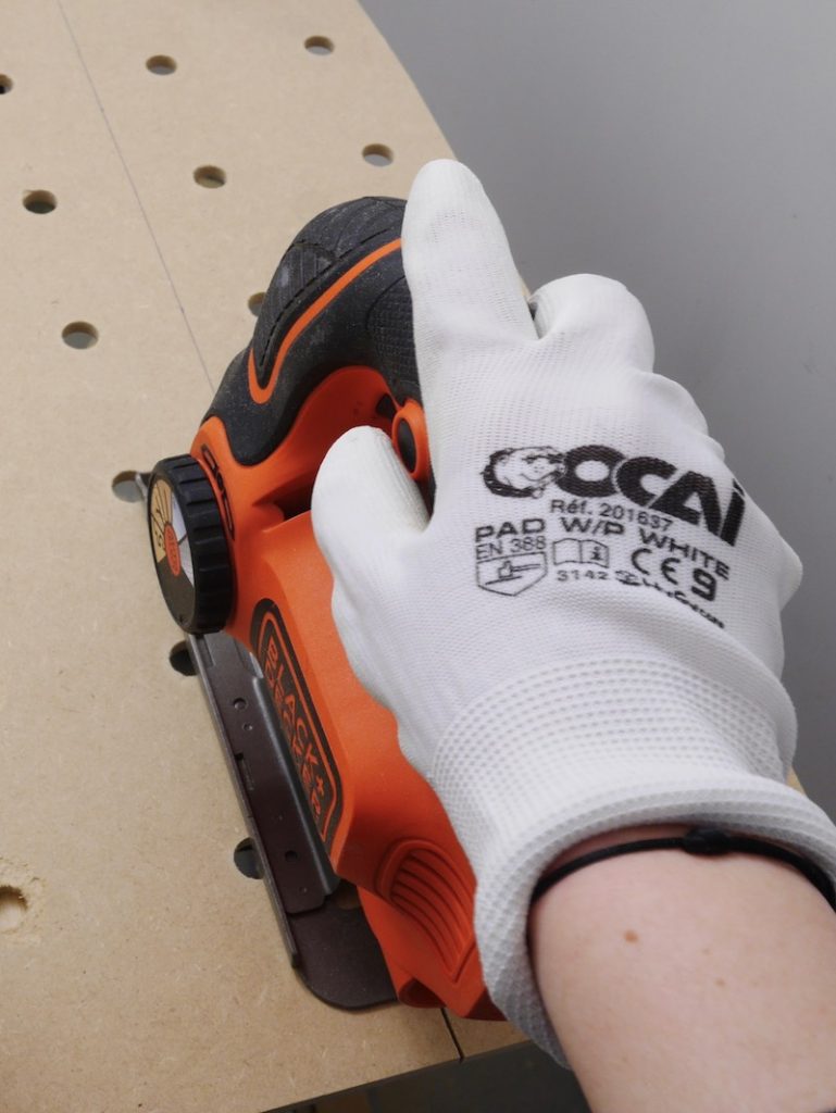 Découper une plaque de medium pour fabriquer un meuble en palette