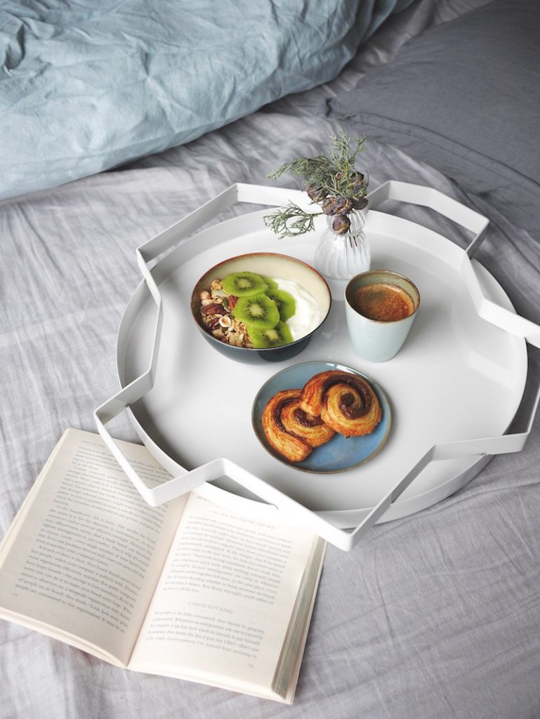 bouquiner et prendre le petit déjeuner au lit avec Serax