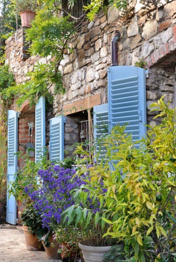 maison en pierre plantes et volet bleu technique peinture facade