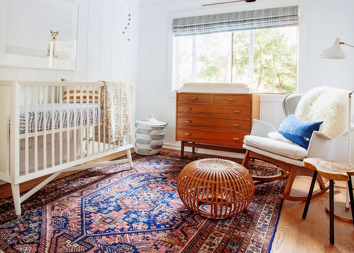 Dans cette chambre enfant au style scandinave vintage le grand tapis persan apporte la couleur et la personnalité