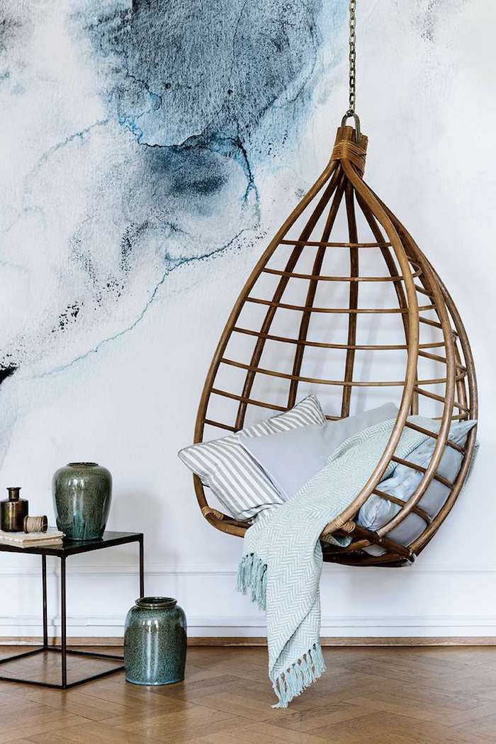 papier peint tie and dye fauteuil suspendu balançoire intérieure hygge slow living - blog déco - Clem Around The Corner
