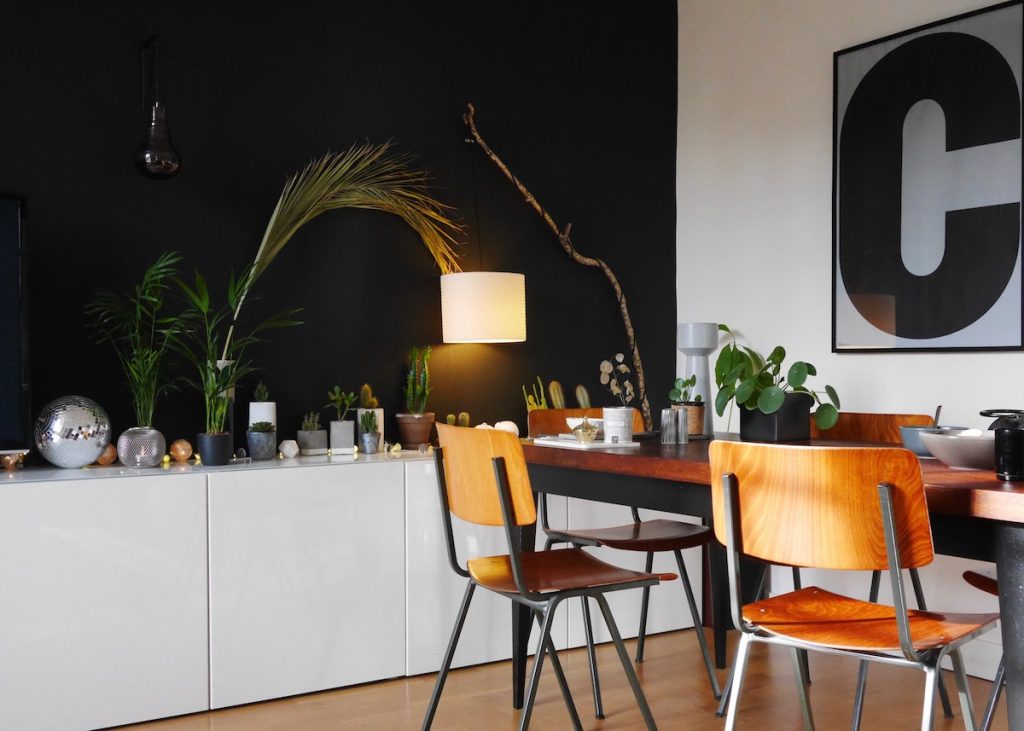 salon noir mur chaise écolier dans la salle à manger