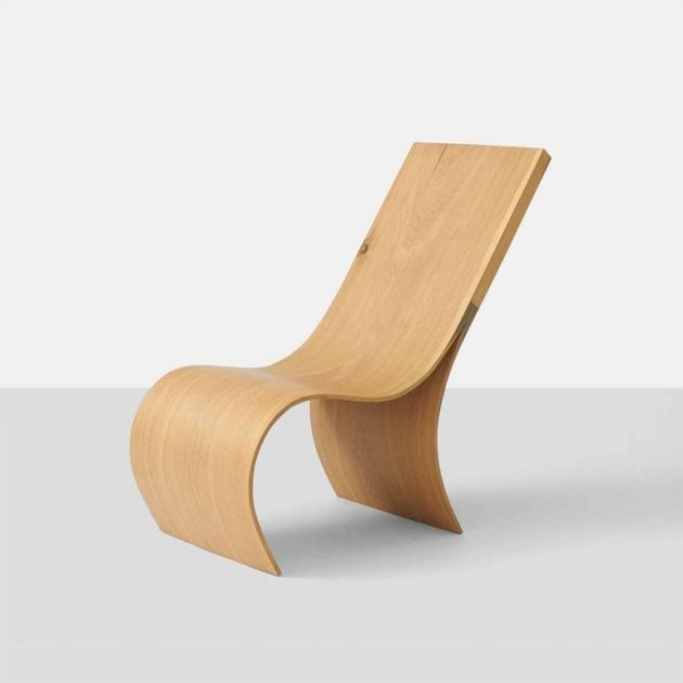chaise longue design faite d'une seule piece de bois