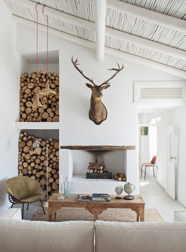 créer une ambiance cosy dans le salon avec un mur de buches de rotins de bois