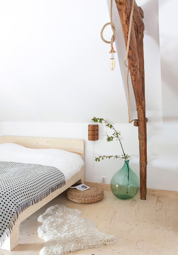 chambre scandinave et minimaliste avec une tête de lit DIY en contreplaqué