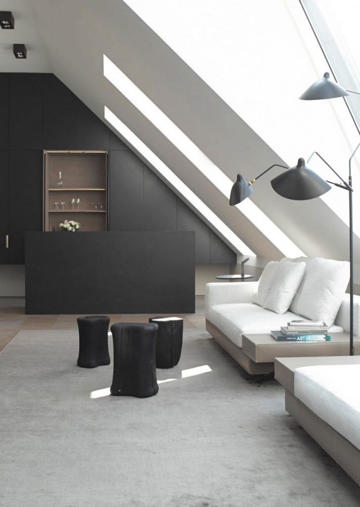 salon noir blanc deco minimaliste sous les toits