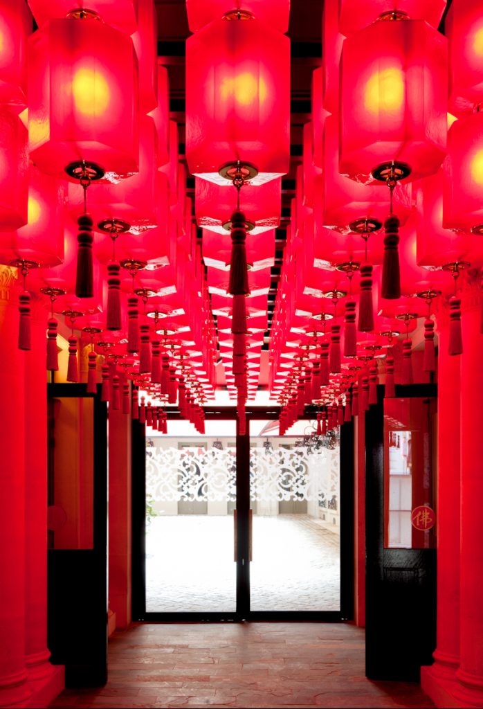 hall entrée lanterne rouge toit asiatique