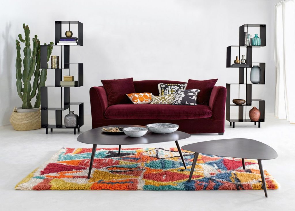 idée décoration canapé en velours framboise