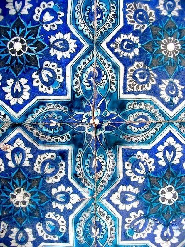 bleu indigo sur mosaique style grecque