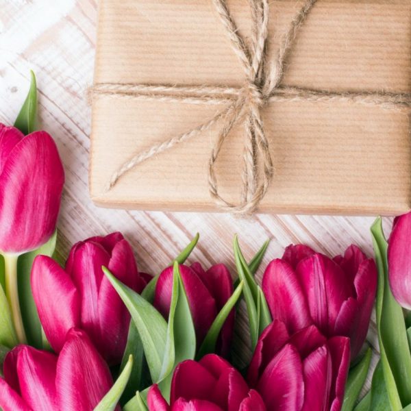 paquet cadeau kraft tulipes