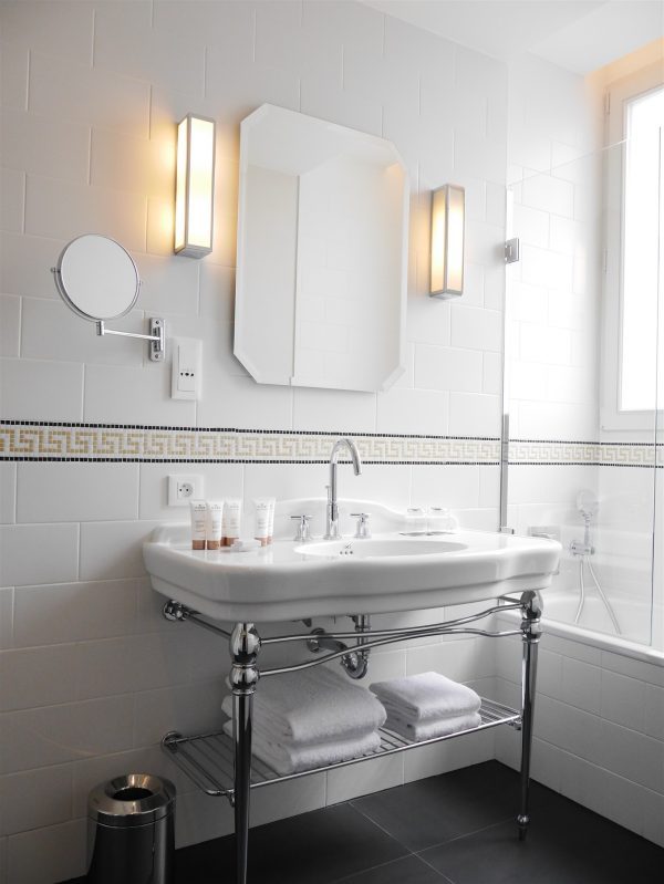 salle de bain style néo art déco vintage frise grecque en mosaïque