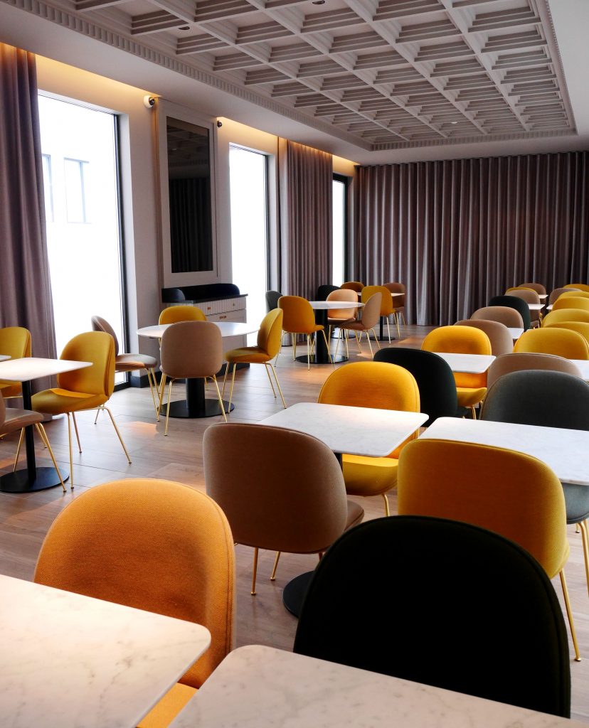 salle à manger restaurant chaise 50s fifties coccinelle arrondi e velours taupe jaune moutarde gris foncé