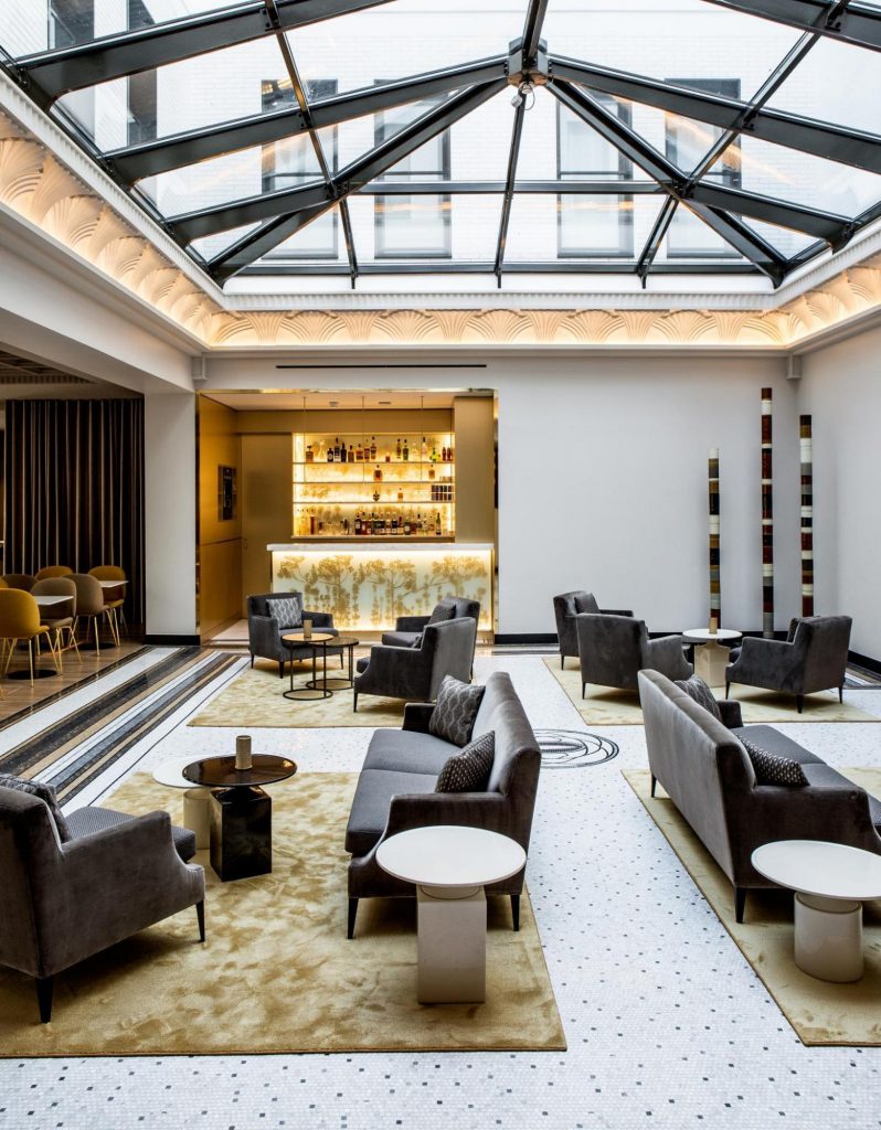 bar tsuba hotel design à Paris bar jaune lumineux japonais toit vitres art deco velours