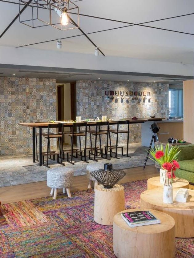 cuisine salon appartement melange de style mosaique ligne graphique bois meubles