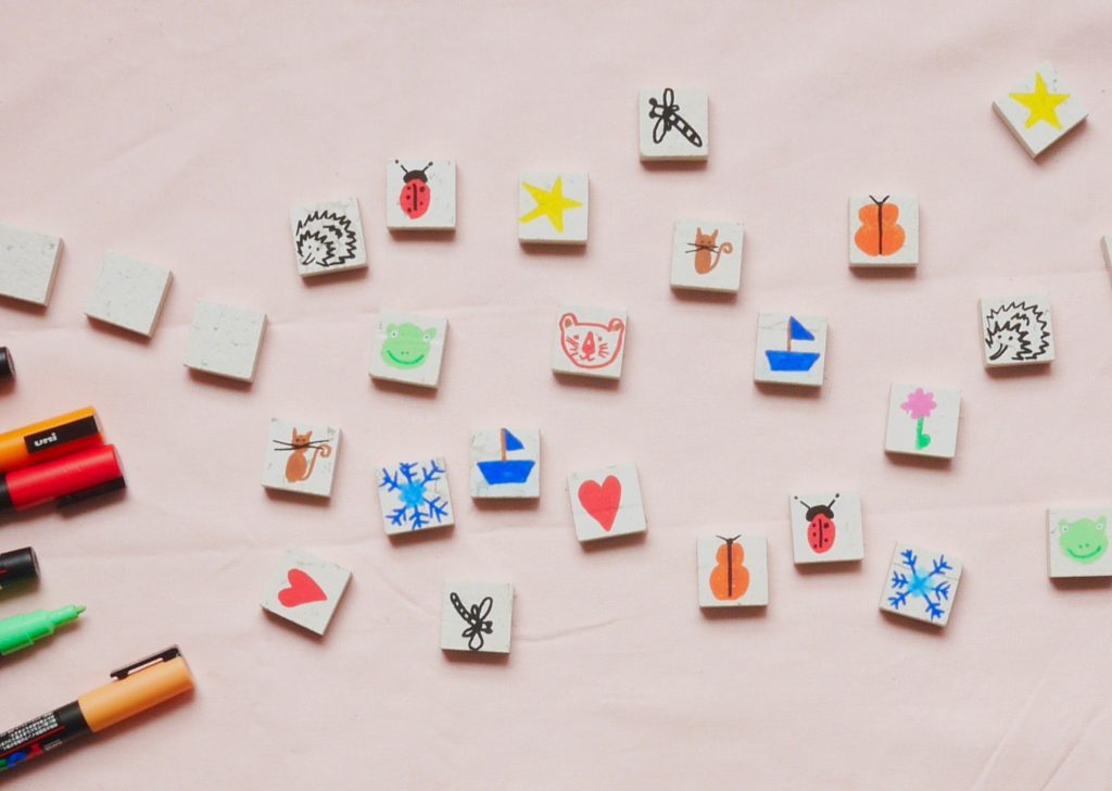 Fabriquer un memory avec des petits carreaux de carrelage