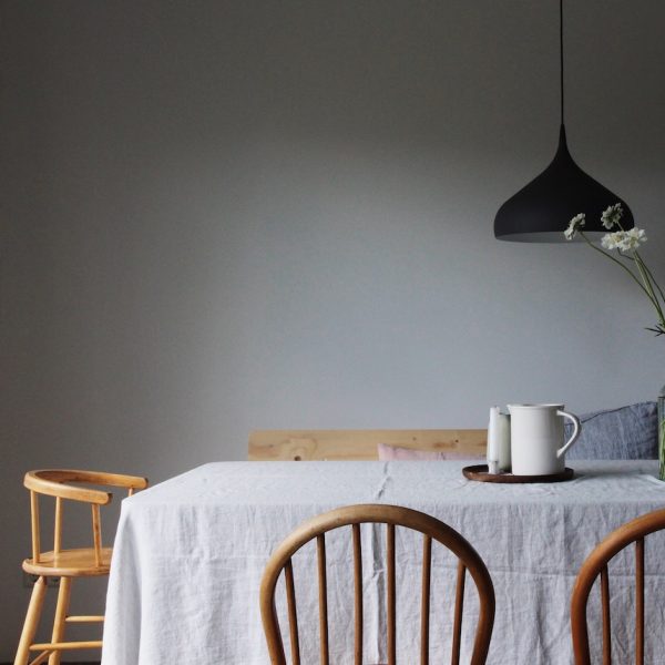kinfolk style minimaliste salle a manger nappe lin gris clair