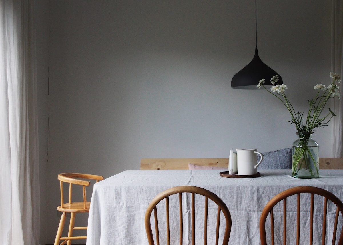 kinfolk style minimaliste salle a manger nappe lin gris clair