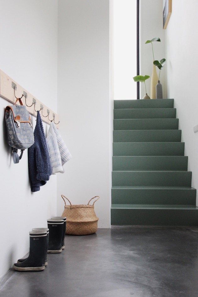 entrée style minimaliste béton cirée escalier vert