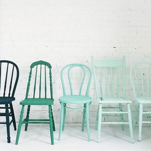 cinq chaises de couleur mint
