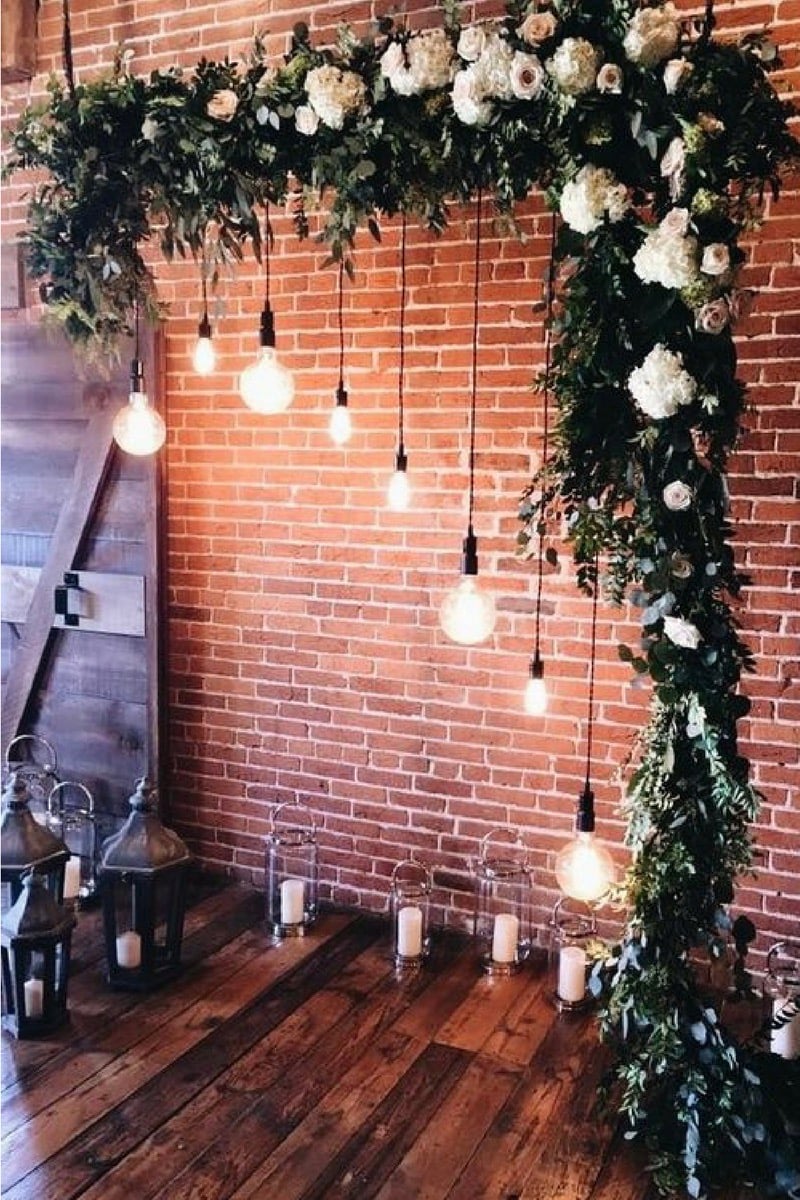 decor guirlande lumineuse guinguette et arche de fleurs pour coin photo mariage