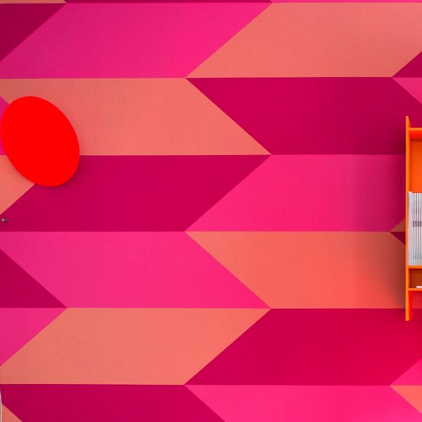 déco fluo papier peint géométrique rose orange