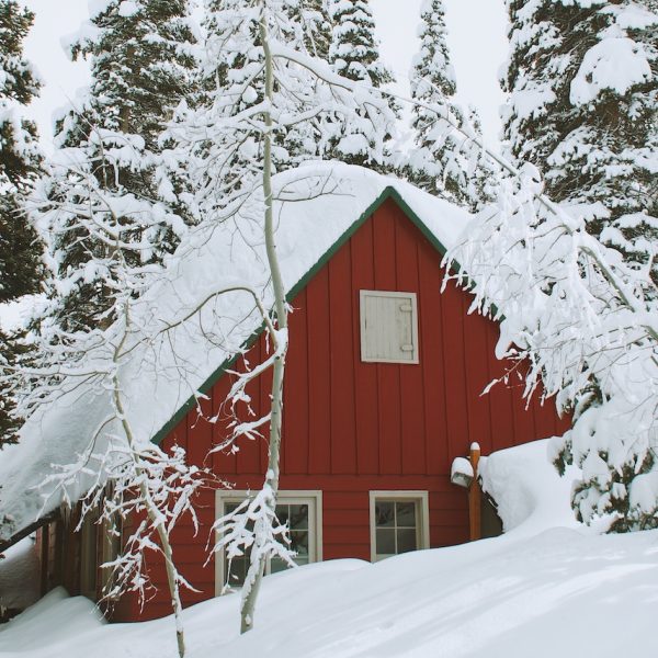 bien decorer sa maison pour l hiver maison rouge neige norvege