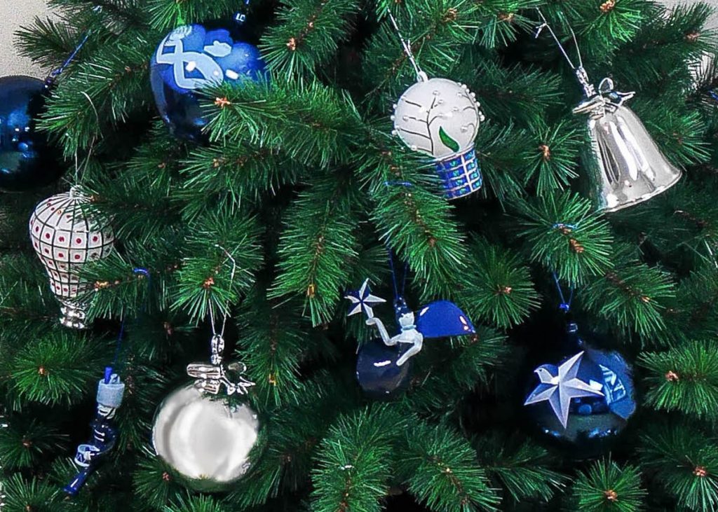 cover sapin de noel bleu et argent alessi