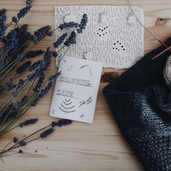 deco tricot cocooning blog decoration design lavande bois carnet papier feutres noir stylos plaid laine tricot
