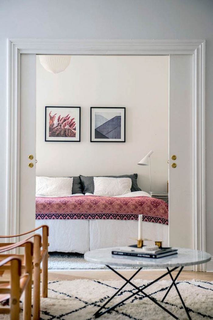 appartement familial suédois chambre porte a galandage couvre lit rose