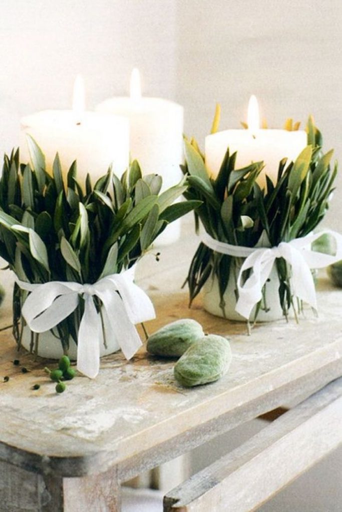 tables de noel bougies blanches lumiere lumineux feuilles eucalyptus sapin