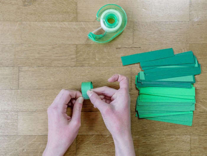 bricolage de noel etape 7 scotch bandelette vertes papier
