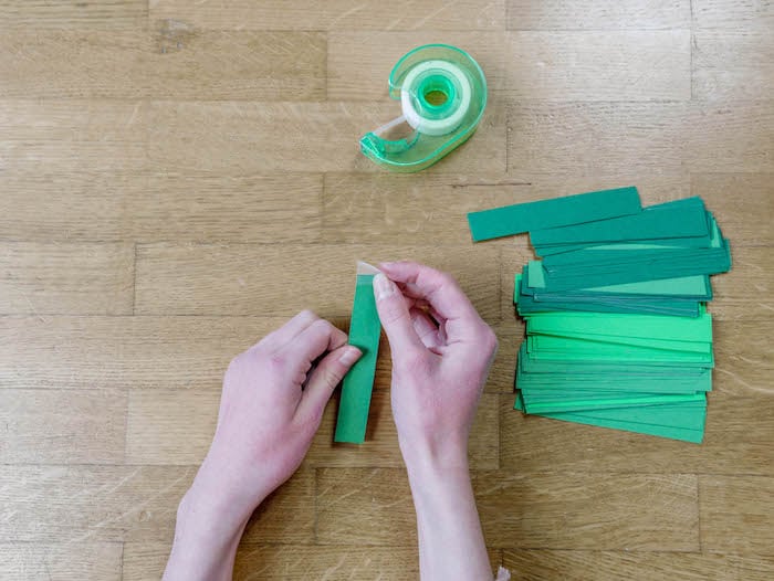 bricolage de noel etape 6 scotch papier vert petal