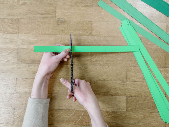 bricolage de noel etape 5 ciseaux papier vert bande