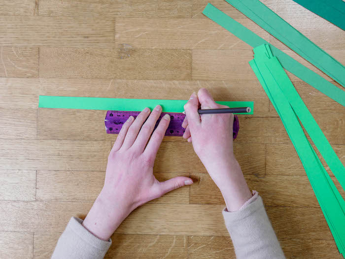 bricolage de noel etape 3 papier vert crayon regle