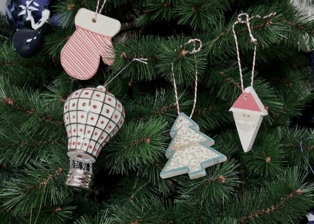 déco de Noël diy en bois ornement moufle père noel mongolfiere sapin