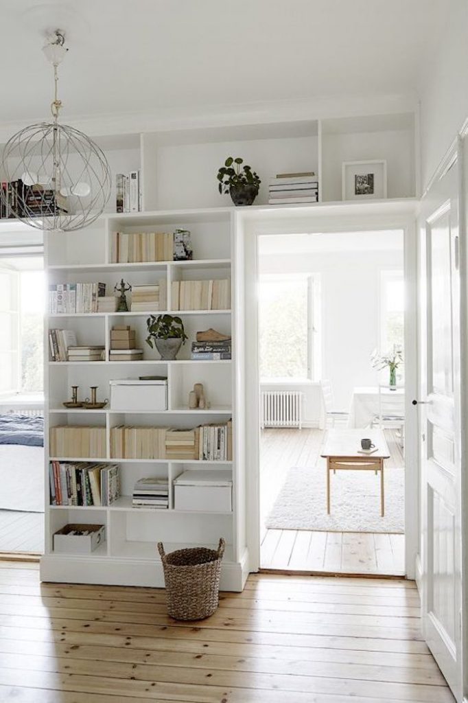 etagere blanc separation espaces petite entrée bibliothèque au dessus de la porte salon cuisine sejour salle a manger maison scandinave decor decoration home