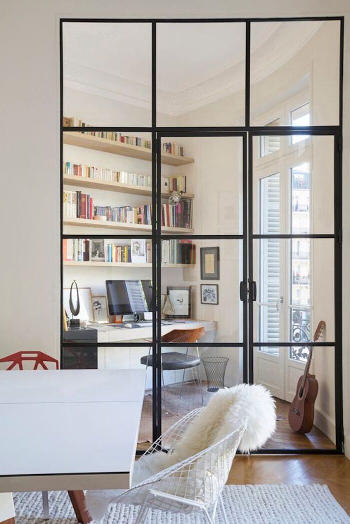 installer un coin bureau dans le salon grâce à la verrière porte style atelier dans un appartement parisien