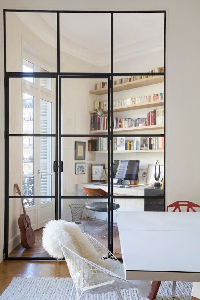 installer un coin bureau dans le salon grâce à la verrière porte style atelier dans un appartement parisien