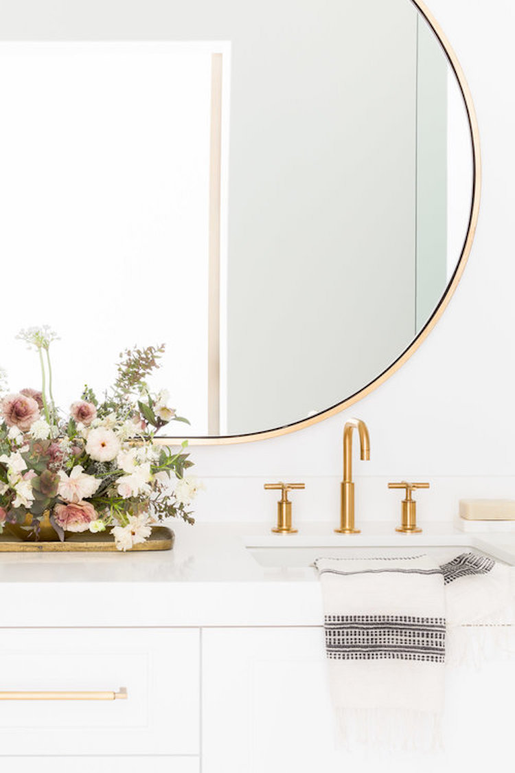 chalet blanc or miroir rond salle de bain minimaliste