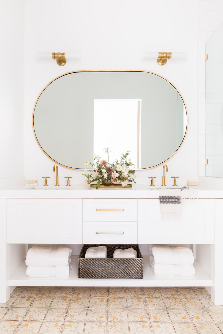 salle de bain laiton art deco chalet blanc decoration