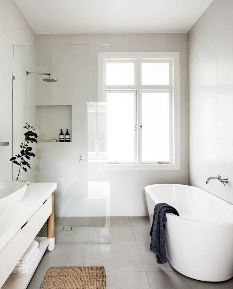 petite salle de bain blanche epuree zen douche italienne sisal
