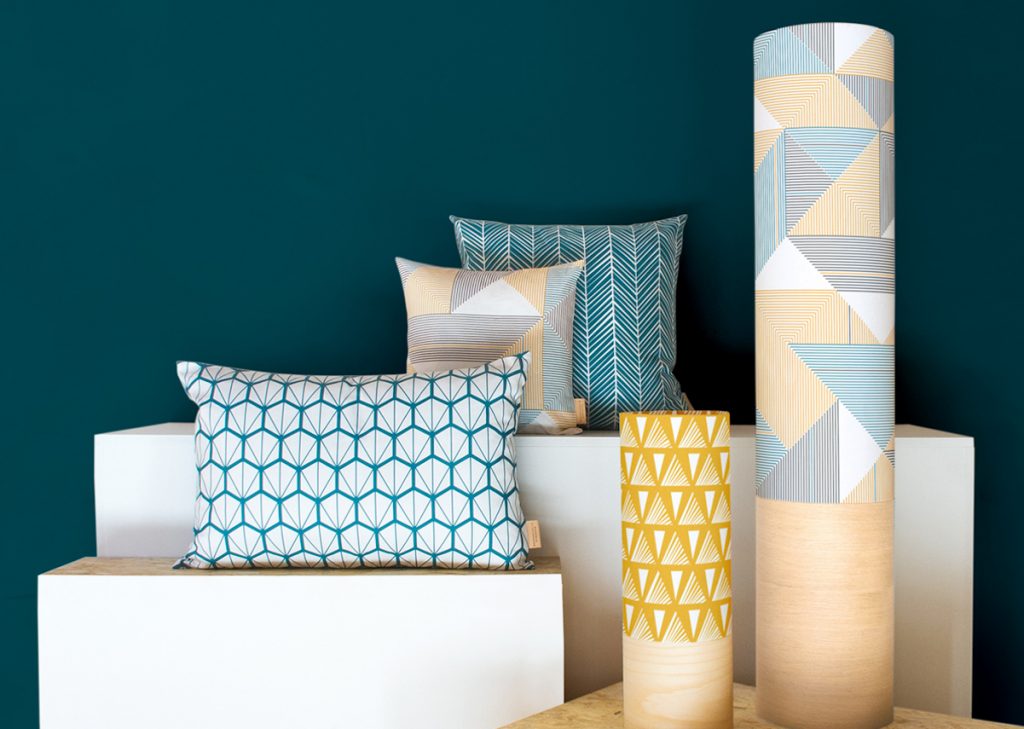 Mademoiselle Dimanche coussin graphique bleu canard decoration scandinave coloree blog