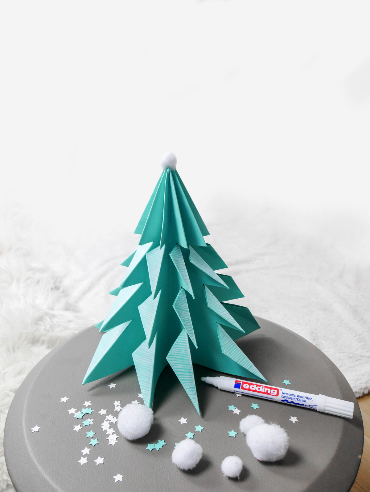 fabriquer sapin de Noël en papier pliage facile pour enfant décoration hygge slow life ecologique - blog déco - clem around the corner