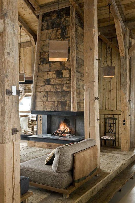 salon chalet cheminee centrale mur de bois lambris vieili decoration blog